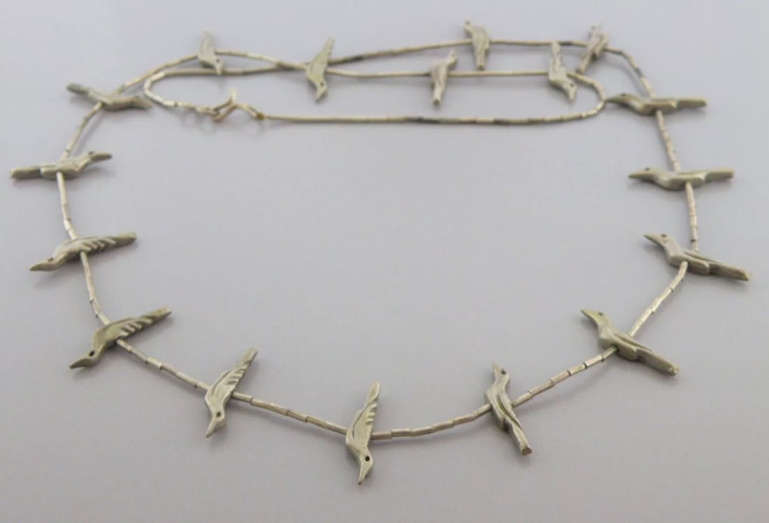 VINTAGE BEAUTIFUL NAVAJO STERLING SILVER BIRD FETISH NECKLACE (1 of 2)