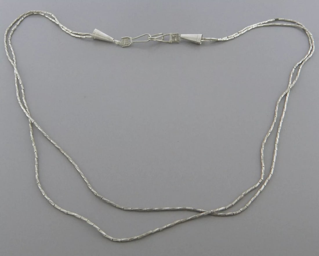 VINTAGE BEAUTIFUL NAVAJO STERLING SILVER STRAND NECKLACE (1 of 2)