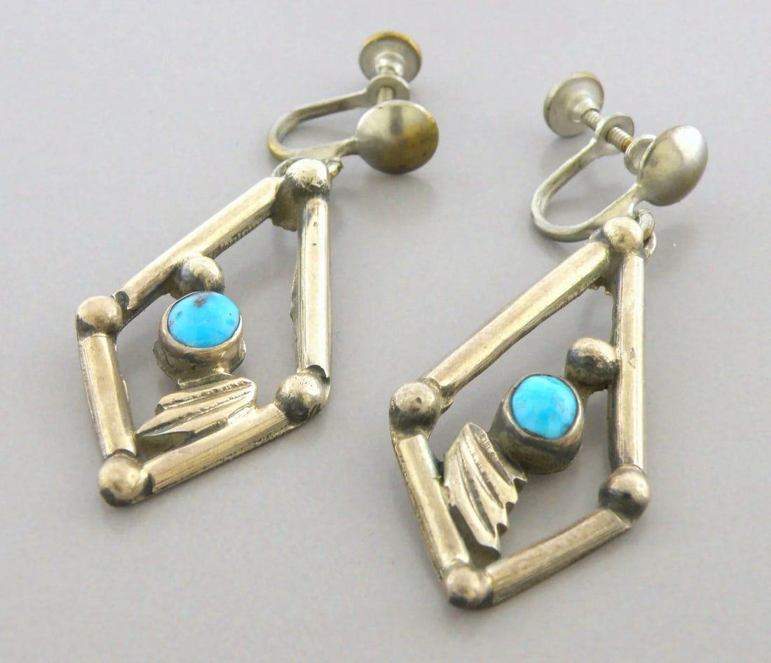 VINTAGE NAVAJO STERLING SILVER TURQUOISE EARRINGS (1 of 2)
