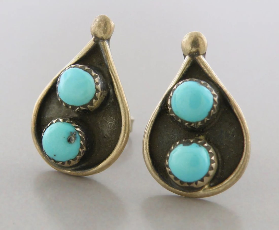 VINTAGE NAVAJO STERLING SILVER TURQUOISE PEAR SHAPE STUD EARRINGS (1 of 2)