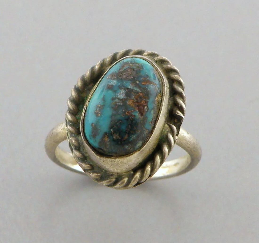 VINTAGE BEAUTIFUL NAVAJO STERLING SILVER TURQUOISE RING KIDS SIZE 2: VINTAGE TURQUOISE STERLING SILVER RING Vintage Navajo Turquoise sterling silver ring Size 2 Ring head measures 0.55" H x 0.44" W Vintage, Pre-owned, in good condition for its age, please refer to pics
