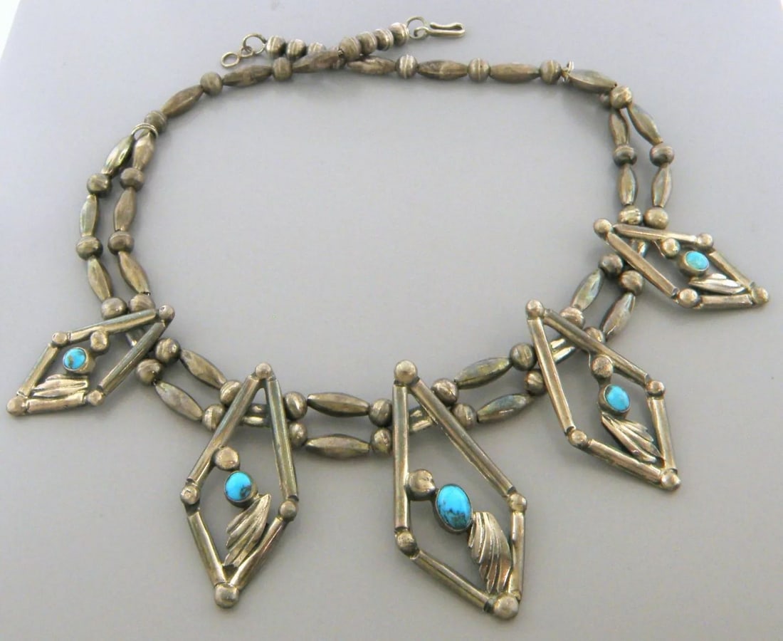 VINTAGE BEAUTIFUL NAVAJO STERLING SILVER TURQUOISE NECKLACE (1 of 2)