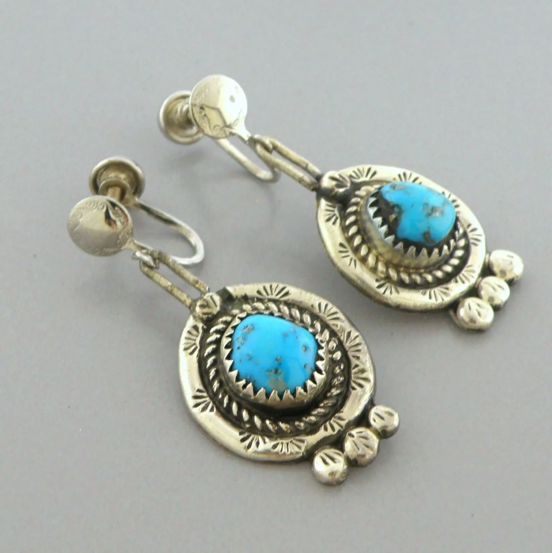 VINTAGE SOUTHWESTERN STERLING SILVER TURQUOISE EARRINGS (1 of 2)