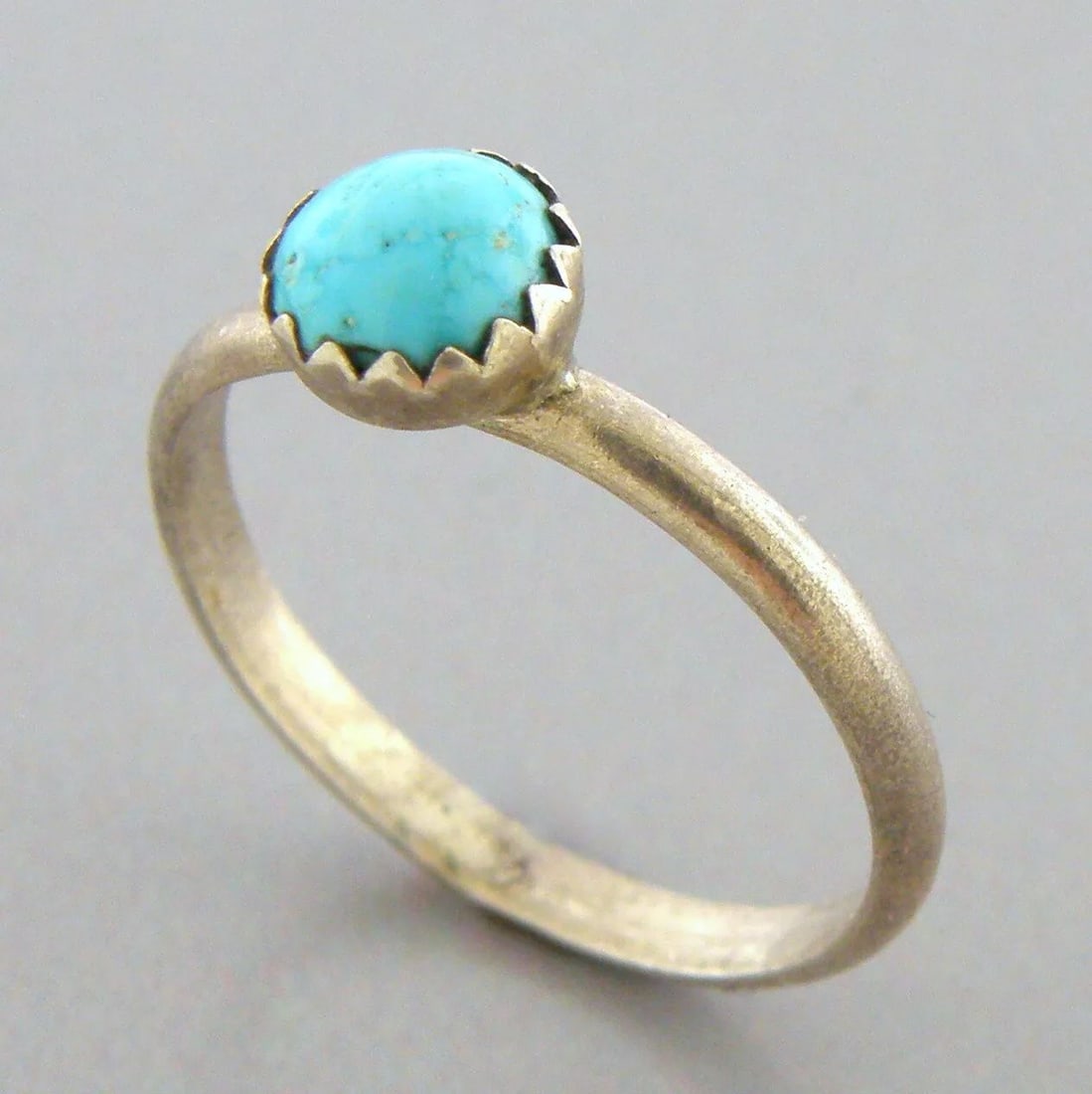 VINTAGE NAVAJO STERLING SILVER TURQUOISE SOLITAIRE RING SIZE 5.5: VINTAGE TURQUOISE STERLING SILVER RING Vintage Navajo Turquoise sterling silver solitaire ring Size 5.5 Ring head measures 0.23" wide on top Vintage, Pre-owned, in good condition for its age, please r