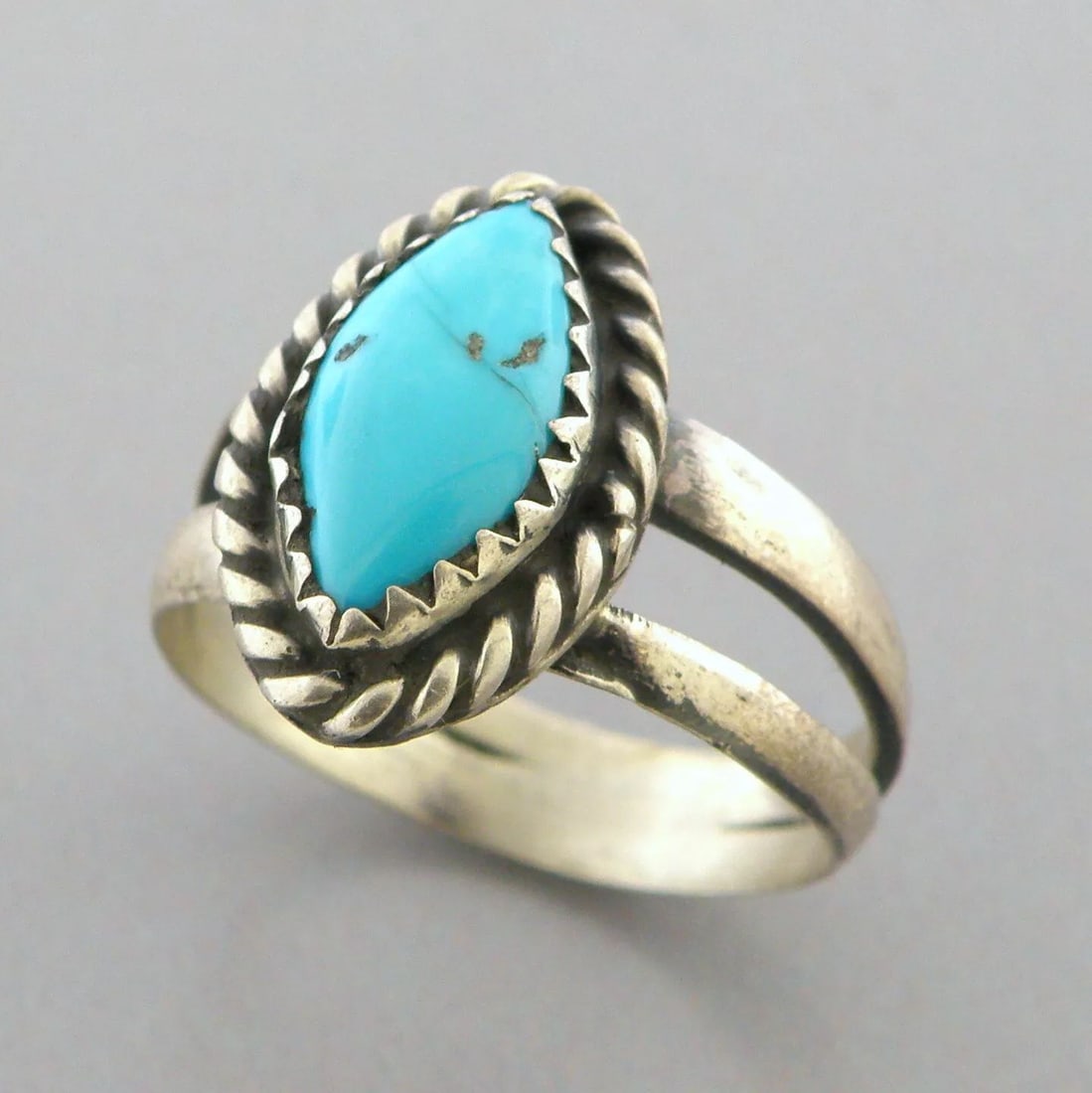VINTAGE BEAUTIFUL NAVAJO STERLING SILVER TURQUOISE RING SIZE 7 (1 of 2)