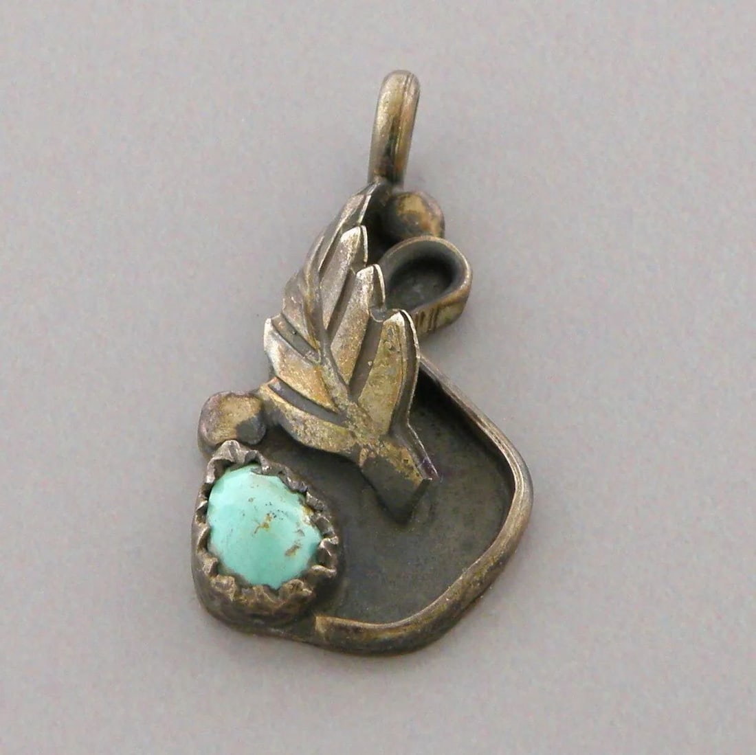 VINTAGE NAVAJO STERLING SILVER TURQUOISE LEAF PENDANT (1 of 2)