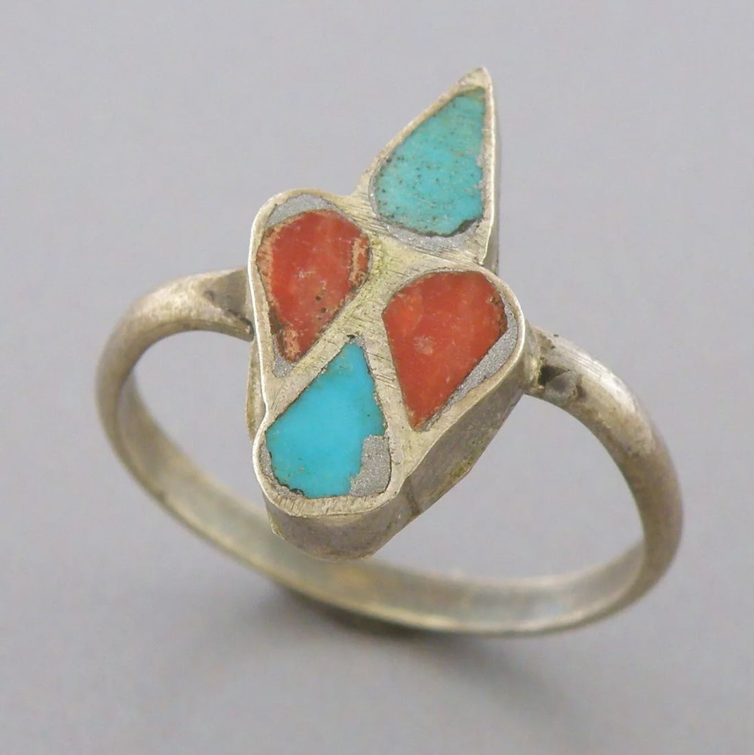 VINTAGE NAVAJO STERLING SILVER CORAL & TURQUOISE INLAY RING SIZE 6: VINTAGE TURQUOISE STERLING SILVER RING Vintage Navajo Turquoise & coral inlay sterling silver ring Size 6 Ring Measures 0.62" H x 0.34" W Vintage, Pre-owned, in good condition for its age, please refe