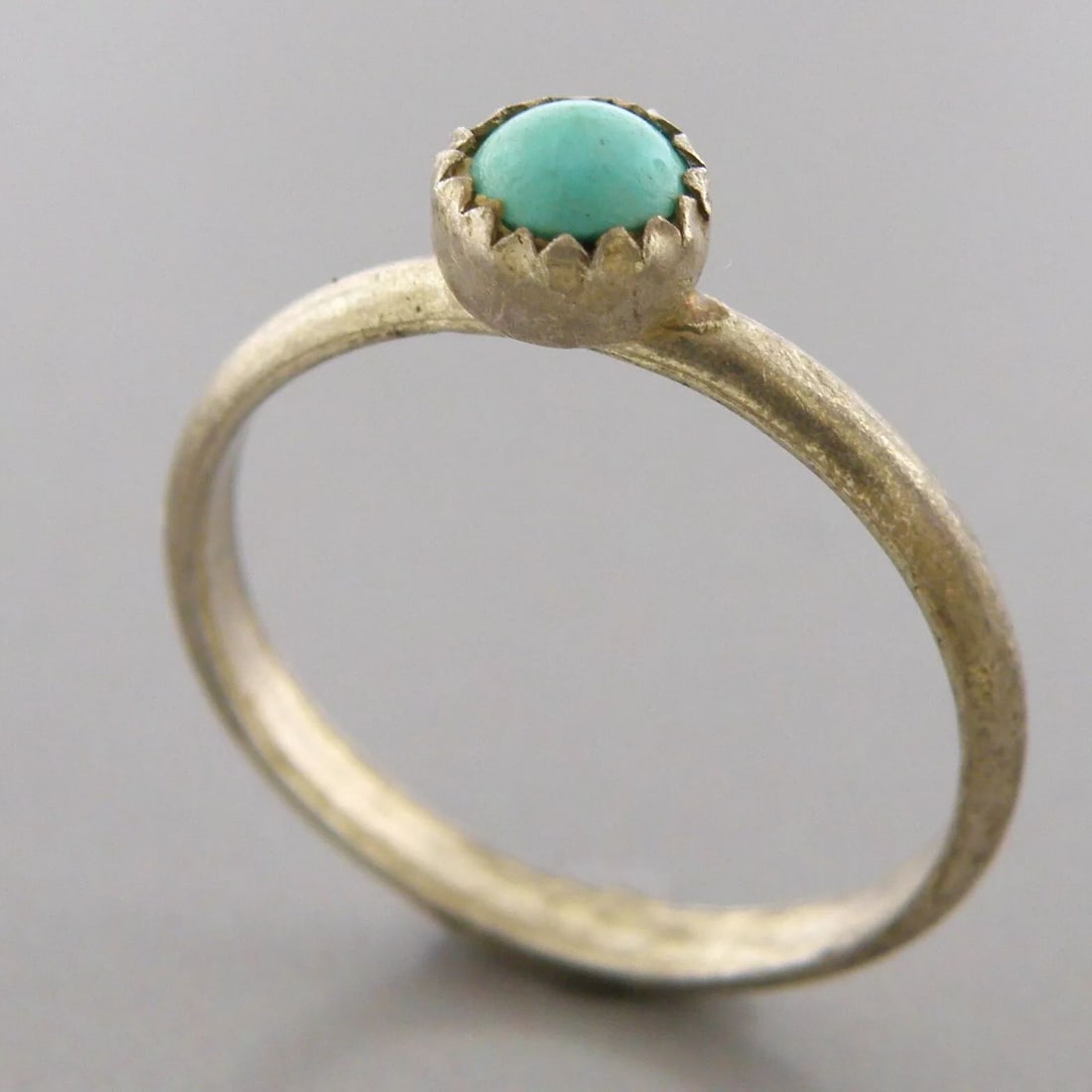 VINTAGE NAVAJO STERLING SILVER TURQUOISE SOLITAIRE RING (1 of 2)