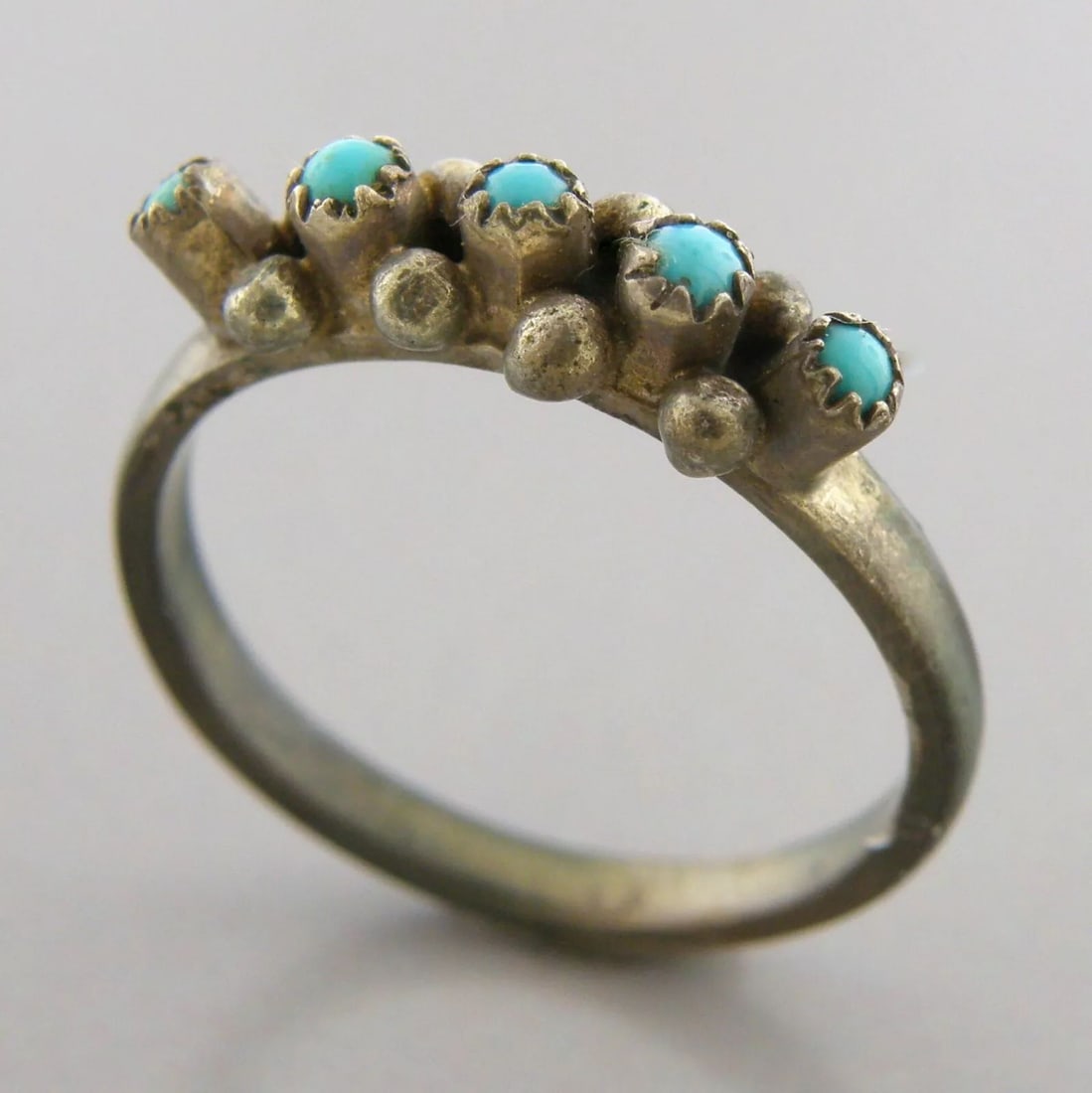 VINTAGE ZUNI STERLING SILVER PETIT POINT TURQUOISE RING SIZE 6.5 (1 of 2)