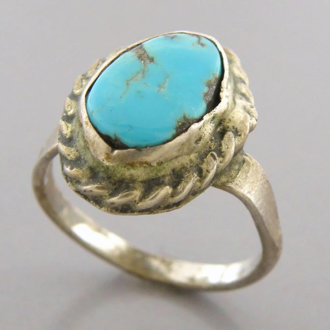 VINTAGE BEAUTIFUL NAVAJO STERLING SILVER TURQUOISE RING KIDS SIZE 2.5: VINTAGE TURQUOISE STERLING SILVER RING Vintage Navajo Turquoise sterling silver ring Size 2.5 Ring head measures 0.54" H x 0.42" W Vintage, Pre-owned, in good condition for its age, please refer to pi