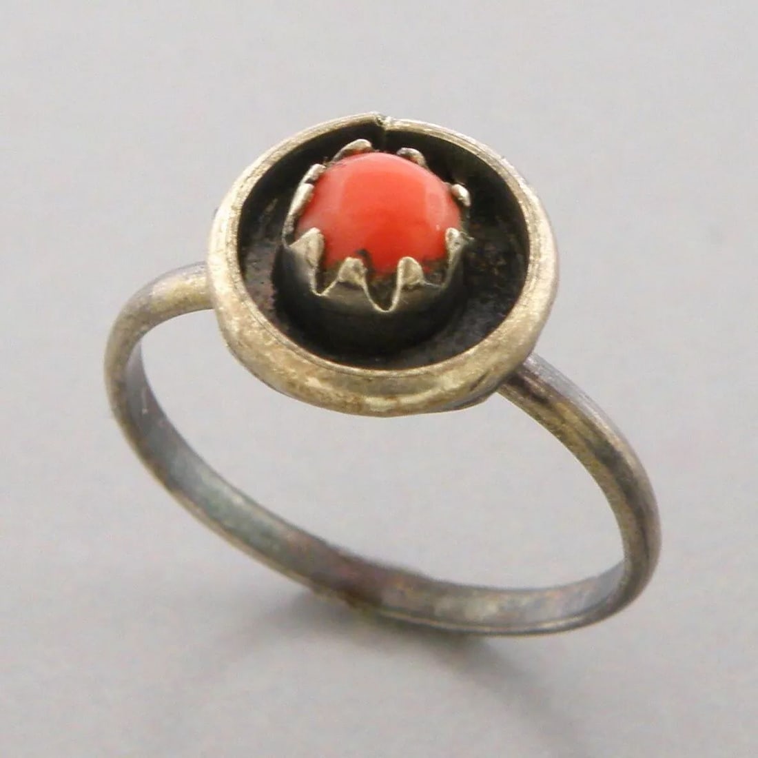 VINTAGE BEAUTIFUL NAVAJO STERLING SILVER OX BLOOD CORAL RING SIZE 4 (1 of 2)