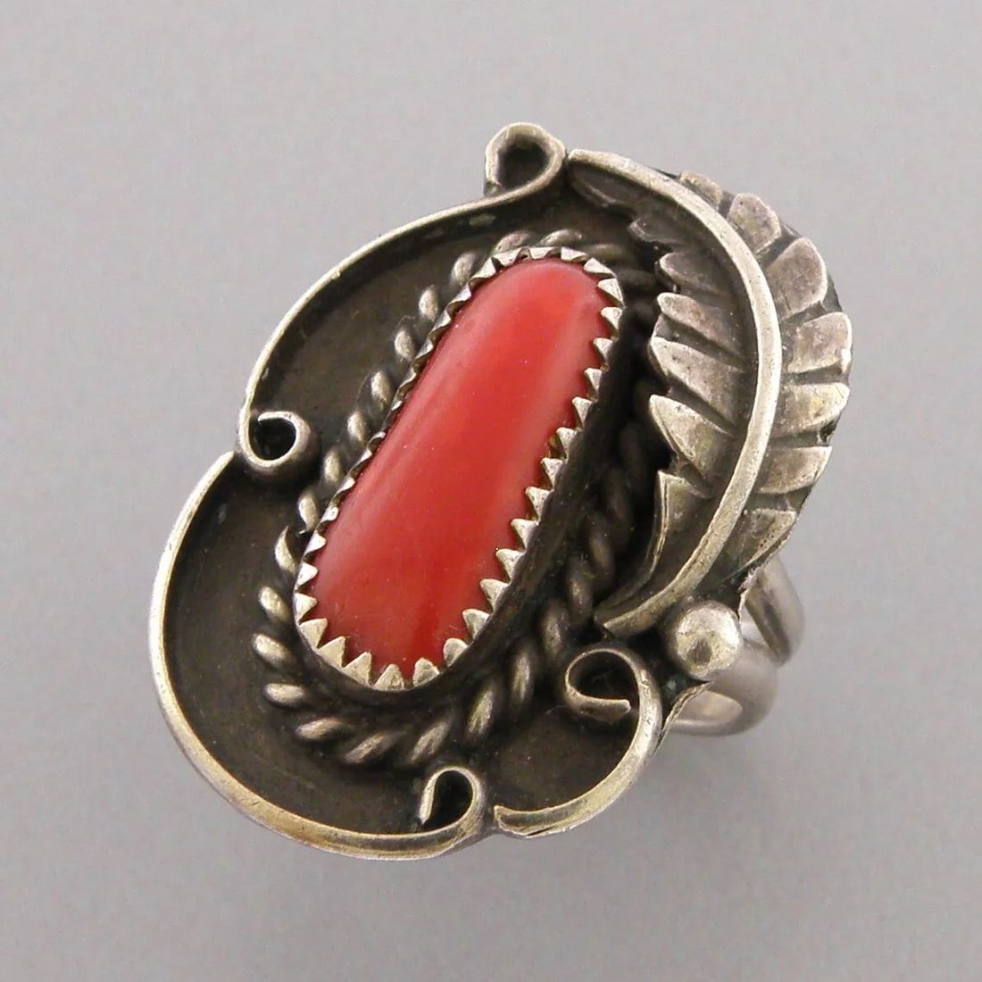 VINTAGE NAVAJO STERLING SILVER LARGE RED OX BLOOD CORAL RING (1 of 2)