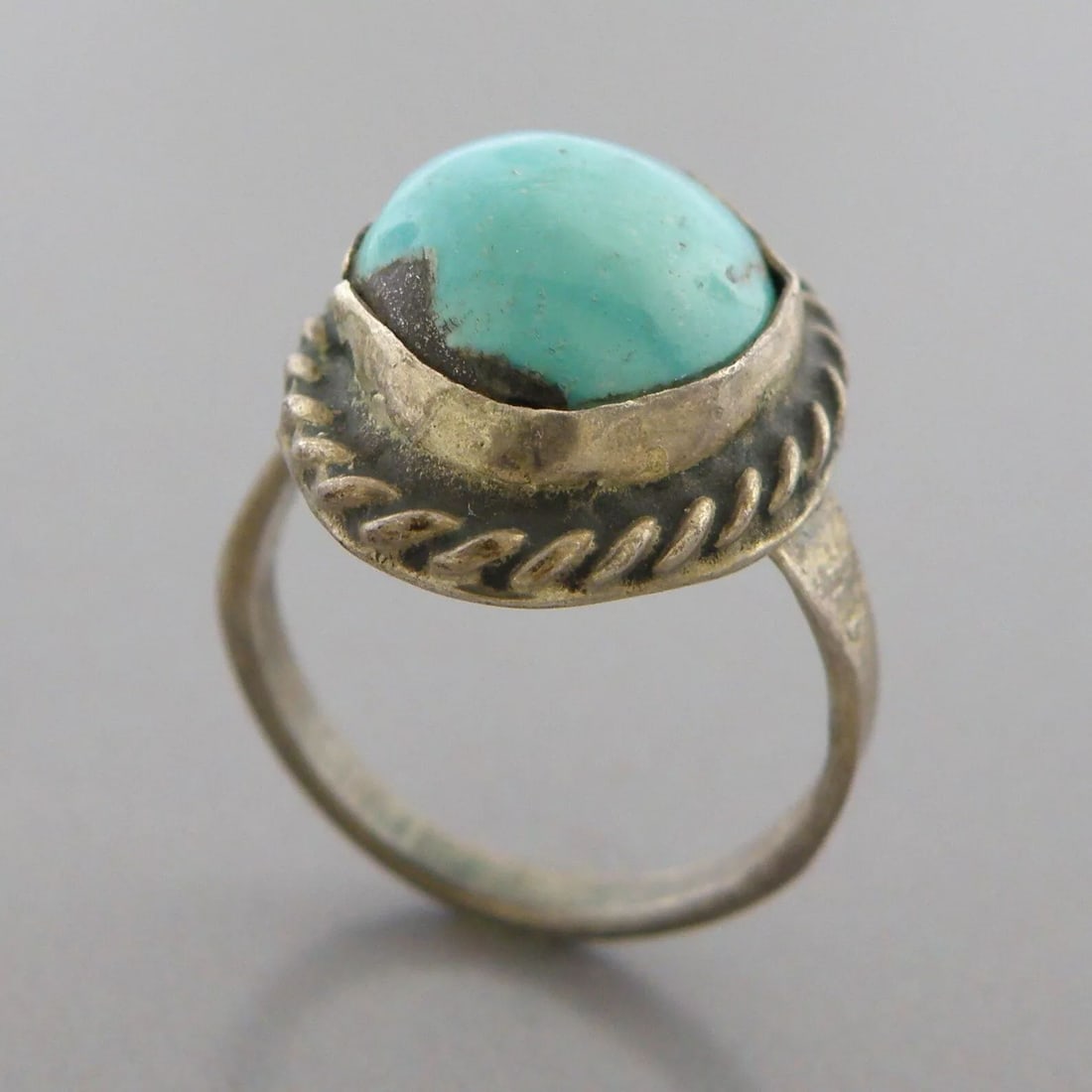 VINTAGE BEAUTIFUL NAVAJO STERLING SILVER TURQUOISE RING KIDS SIZE 1.5: VINTAGE TURQUOISE STERLING SILVER RING Vintage Navajo Turquoise sterling silver ring Size 1.5 Ring head measures 0.57" H x 0.47" W Vintage, Pre-owned, in good condition for its age, please refer to pi