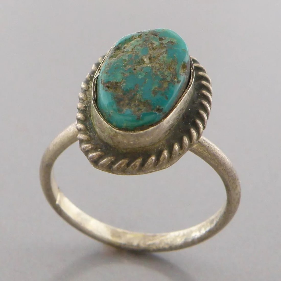 VINTAGE BEAUTIFUL NAVAJO STERLING SILVER TURQUOISE RING (1 of 2)