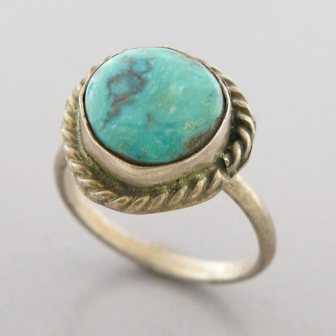 VINTAGE EARLY NAVAJO STERLING SILVER TURQUOISE RING (1 of 2)