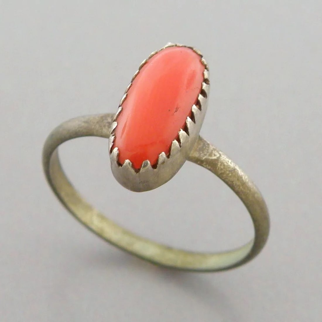 VINTAGE BEAUTIFUL NAVAJO STERLING SILVER OX BLOOD CORAL RING (1 of 2)