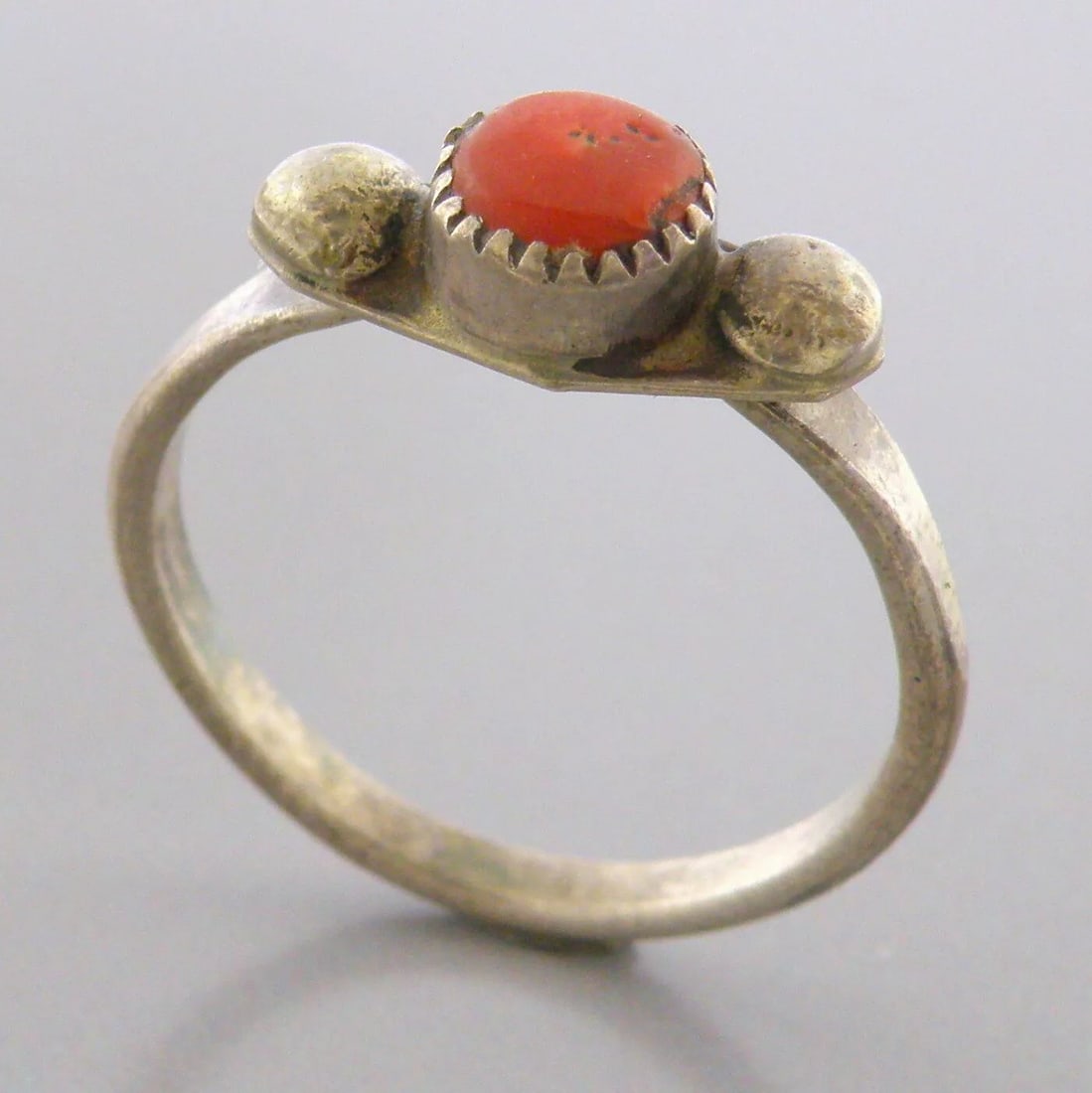 VINTAGE BEAUTIFUL NAVAJO STERLING SILVER OX BLOOD CORAL RING (1 of 2)