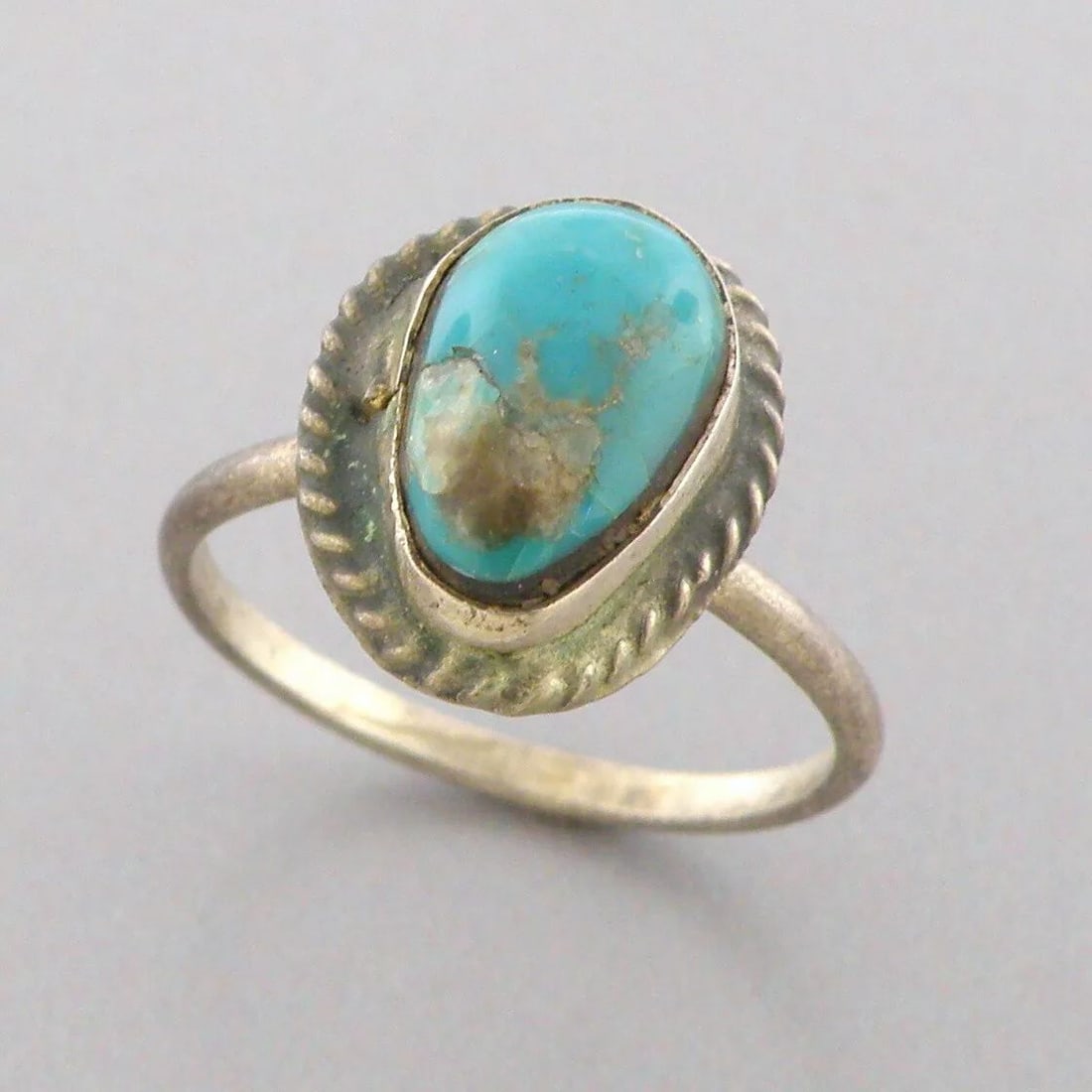 VINTAGE BEAUTIFUL NAVAJO STERLING SILVER TURQUOISE RING (1 of 2)