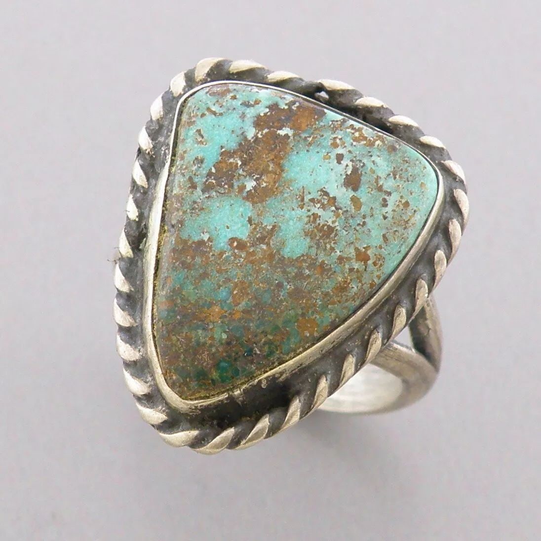 VINTAGE BEAUTIFUL NAVAJO STERLING SILVER TURQUOISE RING (1 of 2)