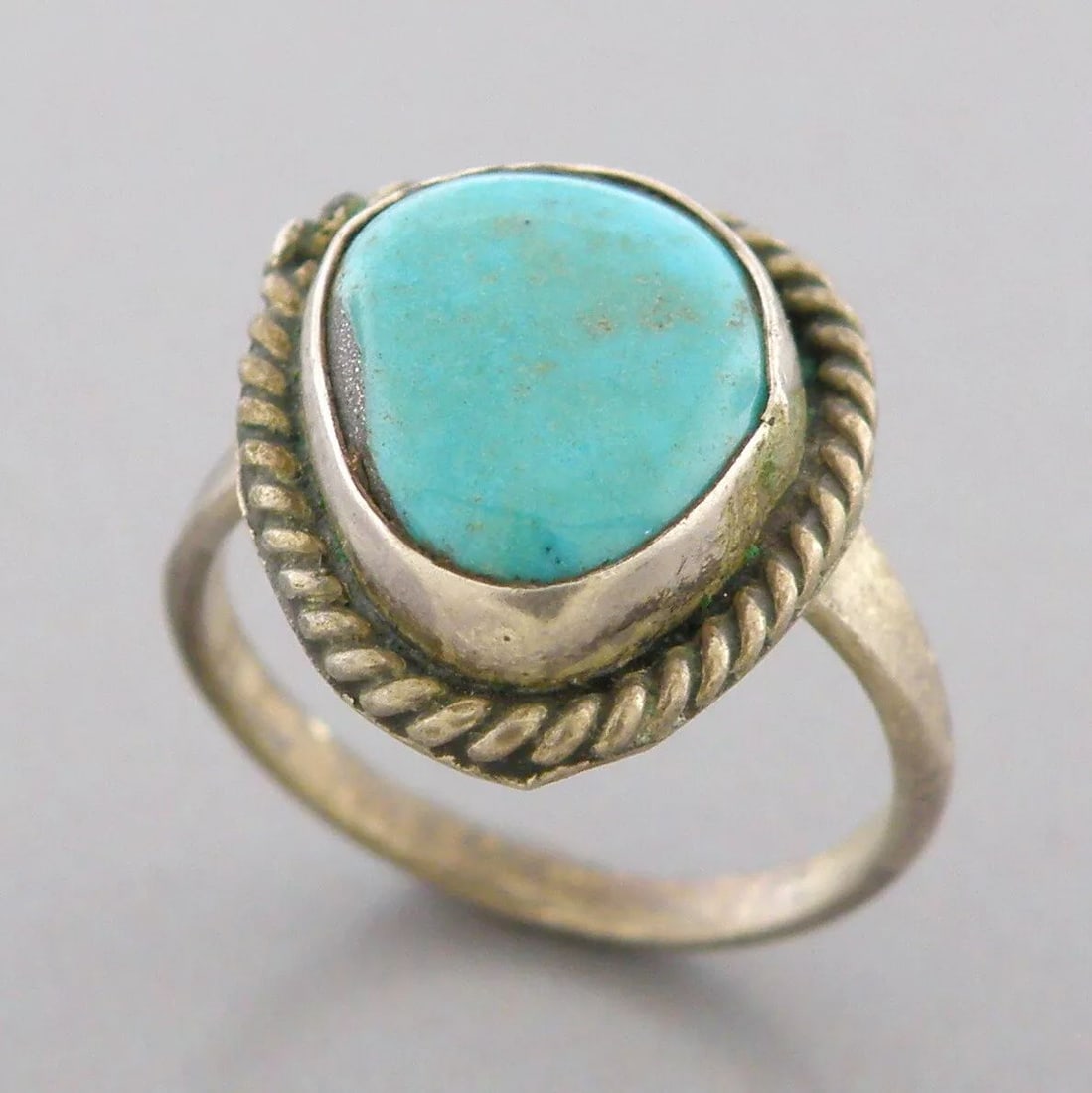 VINTAGE BEAUTIFUL NAVAJO STERLING SILVER TURQUOISE RING (1 of 2)