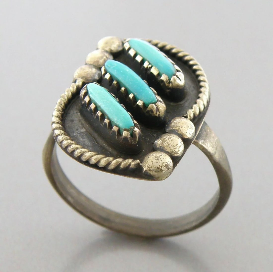 VINTAGE BEAUTIFUL NAVAJO STERLING SILVER TURQUOISE RING (1 of 2)