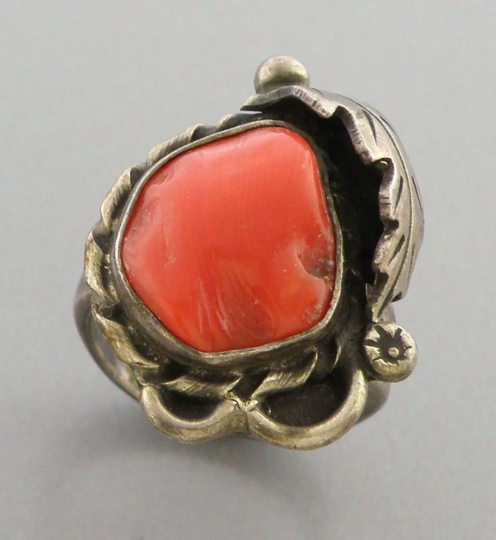 VINTAGE BEAUTIFUL NAVAJO STERLING SILVER OX BLOOD CORAL RING (1 of 2)