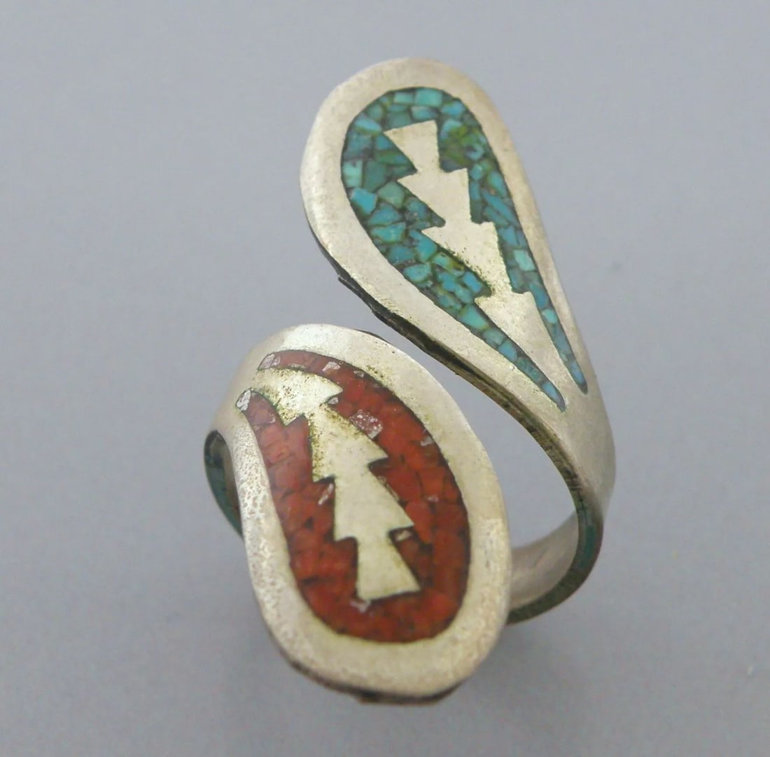 VINTAGE NAVAJO STERLING SILVER CORAL & TURQUOISE INLAY CROSSOVER RING SIZE 7.5: VINTAGE TURQUOISE STERLING SILVER RING Vintage Navajo Turquoise & coral inlay sterling silver crossover ring Size 7.5 (slightly adjustable) Ring Measures 1.50" Wide on top Vintage, Pre-owned, in good