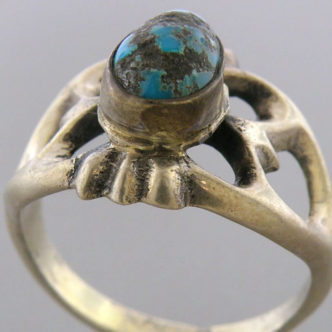 VINTAGE SOUTHWESTERN STERLING SILVER TURQUOISE RING SIZE 8 (1 of 2)