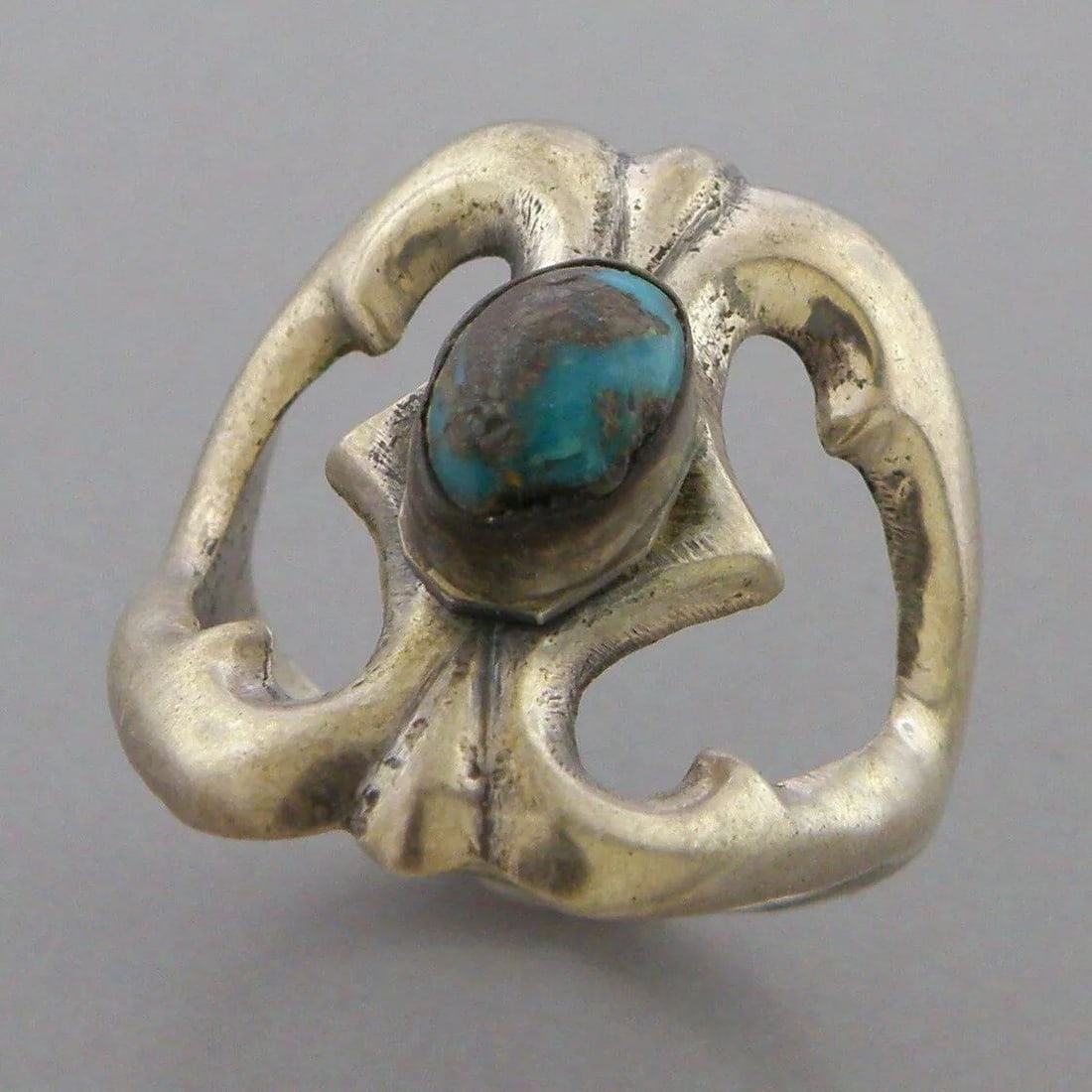 VINTAGE SOUTHWESTERN STERLING SILVER TURQUOISE RING SIZE 8.5 (1 of 2)