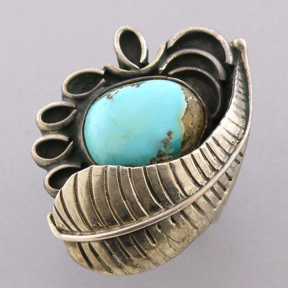 VINTAGE BEAUTIFUL NAVAJO STERLING SILVER TURQUOISE RING (1 of 2)