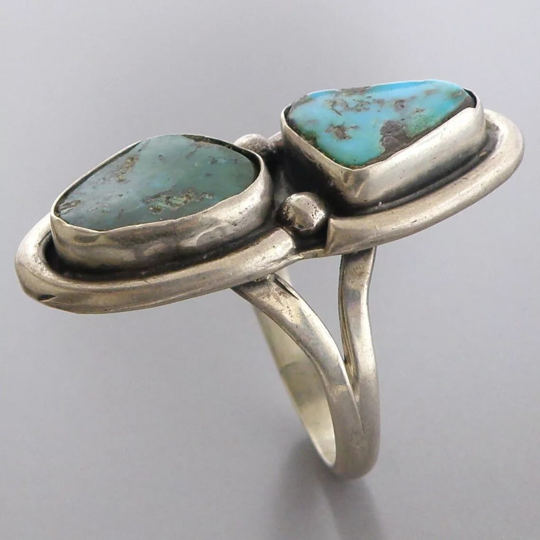 VINTAGE BEAUTIFUL NAVAJO STERLING SILVER TURQUOISE RING (1 of 2)