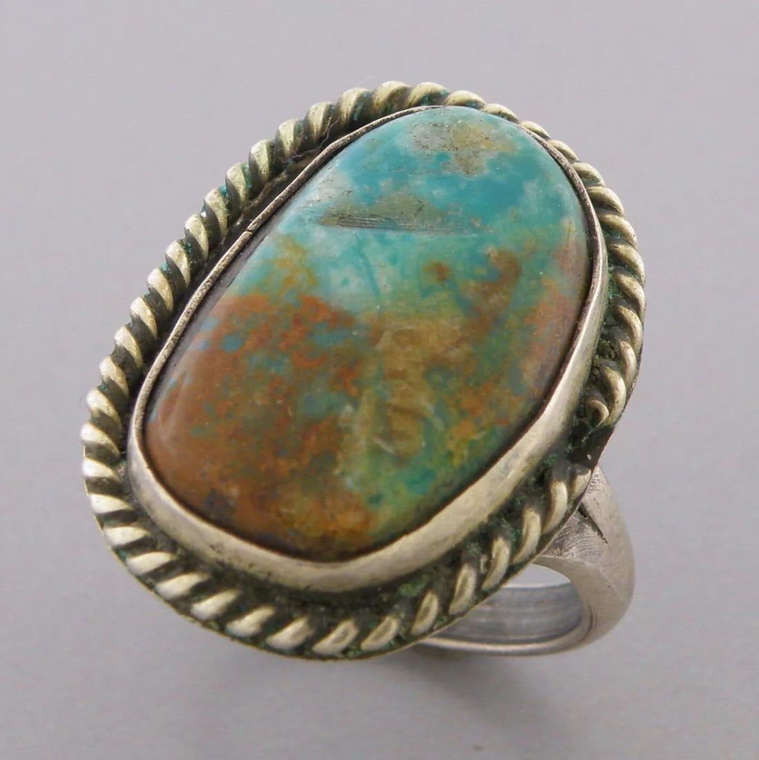 VINTAGE BEAUTIFUL NAVAJO STERLING SILVER TURQUOISE RING (1 of 2)