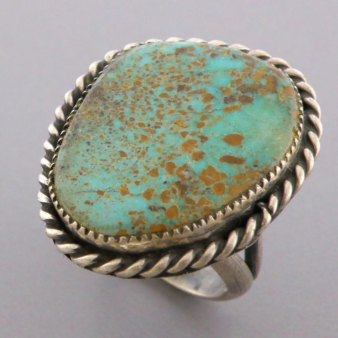 VINTAGE BEAUTIFUL NAVAJO STERLING SILVER TURQUOISE RING (1 of 2)