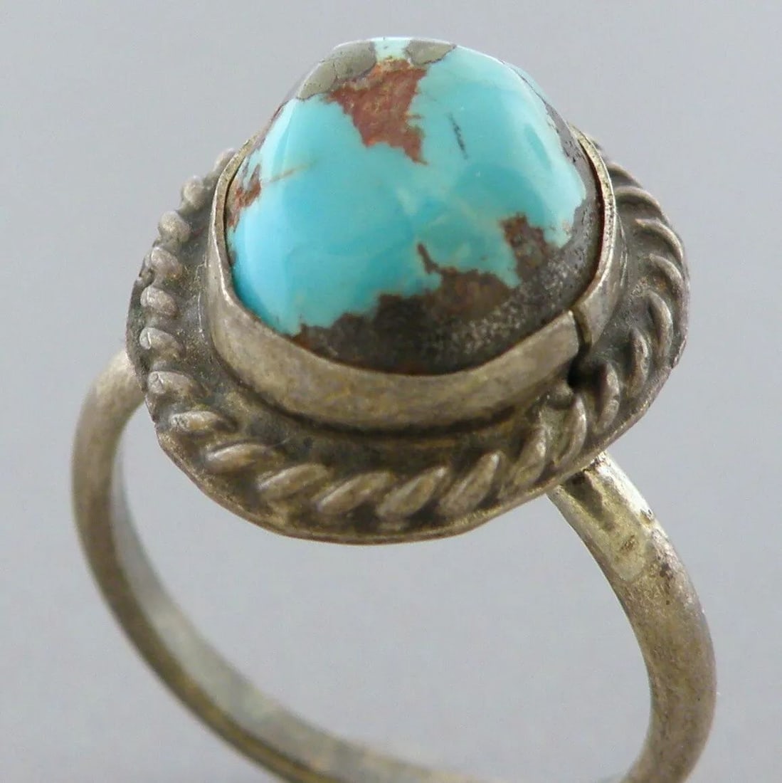 VINTAGE BEAUTIFUL NAVAJO STERLING SILVER TURQUOISE RING SIZE 2.5: VINTAGE TURQUOISE STERLING SILVER RING Vintage Navajo Turquoise sterling silver ring Size 2.5 Ring head measures 0.54" L x 0.49" W Vintage, Pre-owned, in good condition for its age, please refer to pi
