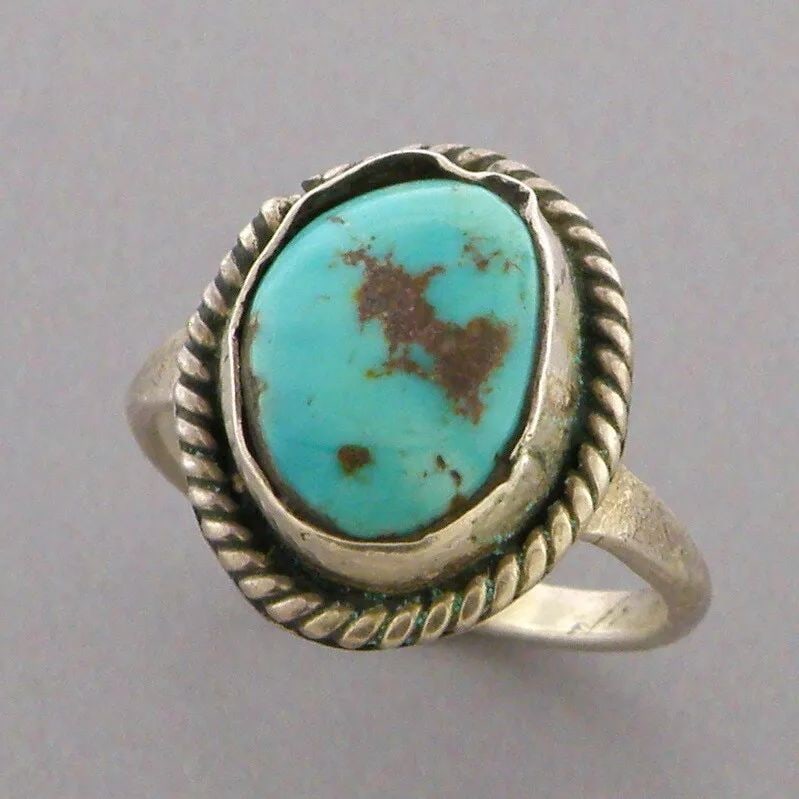 VINTAGE BEAUTIFUL NAVAJO STERLING SILVER TURQUOISE RING SIZE 3: VINTAGE TURQUOISE STERLING SILVER RING Vintage Navajo Turquoise sterling silver ring Size 3 Ring head measures 0.56" L x 0.48" W Vintage, Pre-owned, in good condition for its age, please refer to pics