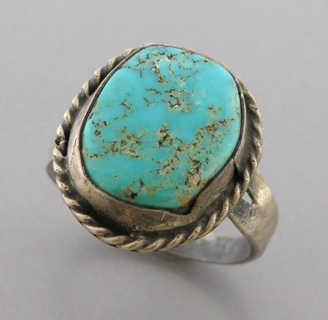 VINTAGE BEAUTIFUL NAVAJO STERLING SILVER TURQUOISE RING: VINTAGE TURQUOISE STERLING SILVER RING Vintage Navajo Turquoise sterling silver ring Size 8.5 Ring head measures 0.79" L x 0.65" W Vintage, Pre-owned, in good condition for its age, please refer to pi