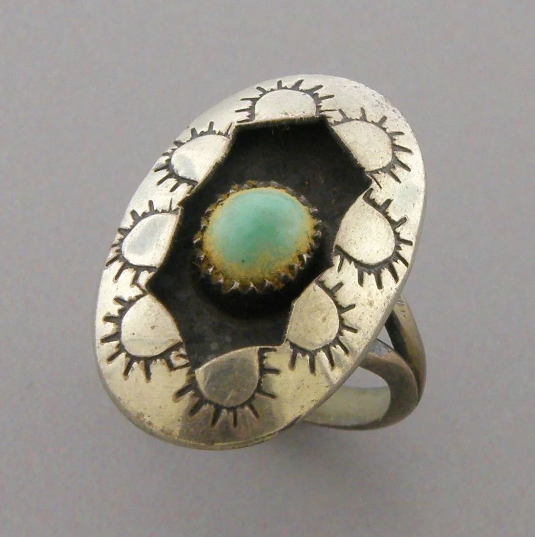 VINTAGE BEAUTIFUL NAVAJO STERLING SILVER SHADOWBOX TURQUOISE RING (1 of 2)