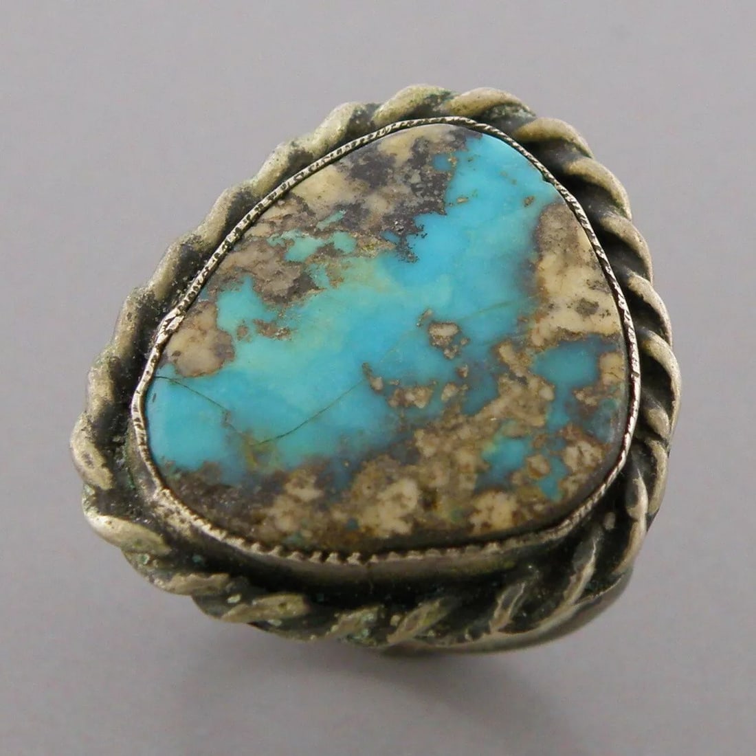 VINTAGE BEAUTIFUL NAVAJO STERLING SILVER TURQUOISE RING (1 of 2)