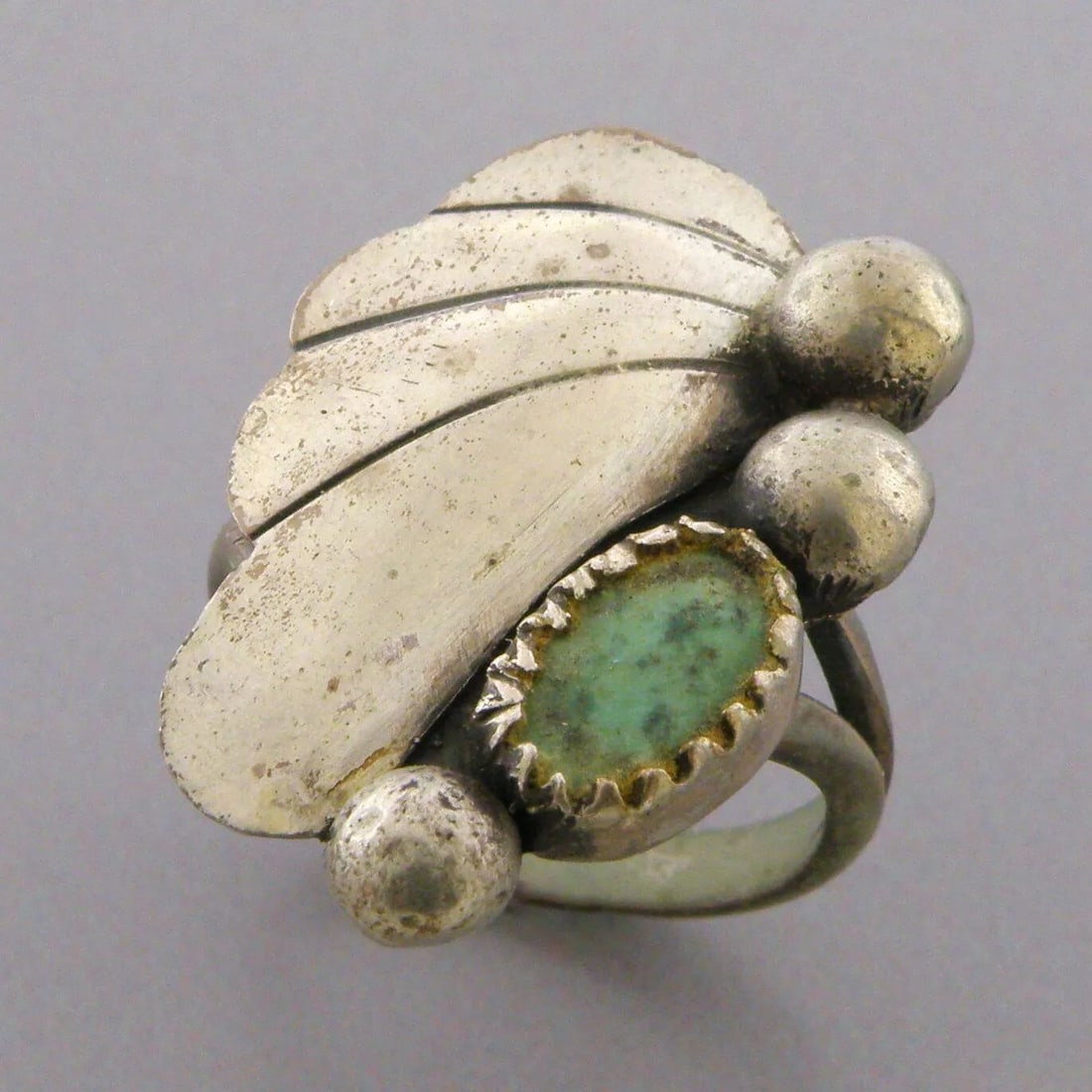 VINTAGE EARLY NAVAJO STERLING SILVER TURQUOISE RING SIZE 6: VINTAGE TURQUOISE STERLING SILVER RING Vintage Navajo green Turquoise sterling silver ring Size 6 Ring Measures 0.97" H x 0.69" W on top Vintage, Pre-owned, in good condition for its age, please refer