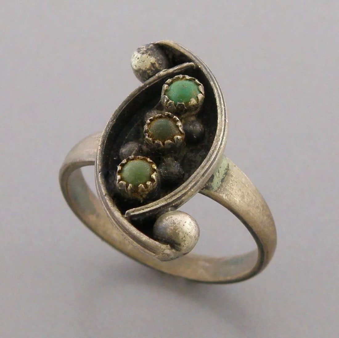 VINTAGE EARLY NAVAJO STERLING SILVER SNAKE EYES GREEN TURQUOISE RING SIZE 6.75: VINTAGE TURQUOISE STERLING SILVER RING Vintage Navajo green Turquoise snake eyes sterling silver ring Size 6.75 Ring Measures 0.75" H x 0.38" W on top Vintage, Pre-owned, in good condition for its age