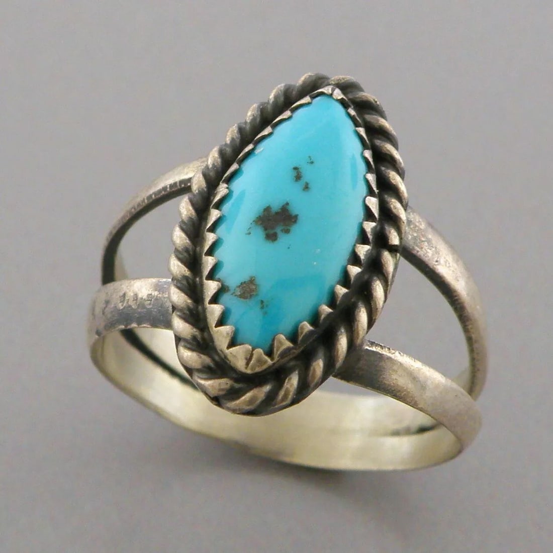 VINTAGE NAVAJO STERLING SILVER SLEEPING BEAUTY TURQUOISE RING (1 of 2)