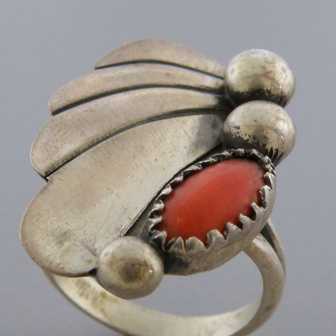 VINTAGE BEAUTIFUL NAVAJO STERLING SILVER OX BLOOD CORAL RING (1 of 2)