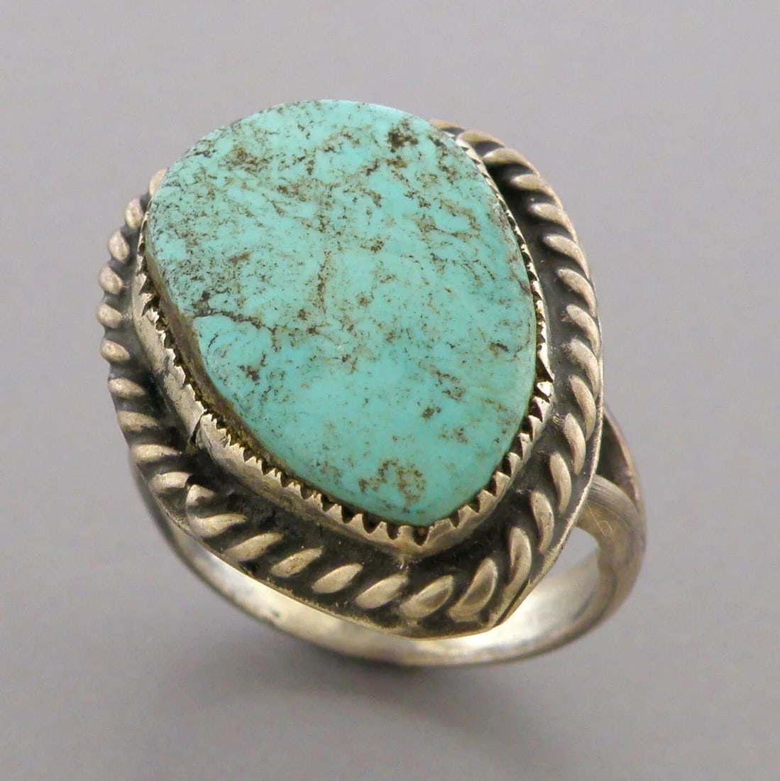 VINTAGE BEAUTIFUL NAVAJO STERLING SILVER TURQUOISE RING: VINTAGE TURQUOISE STERLING SILVER RING Vintage Navajo Turquoise sterling silver ring Size 6 Ring head measures 0.82" L x 0.71" W Vintage, Pre-owned, in good condition for its age, please refer to pics