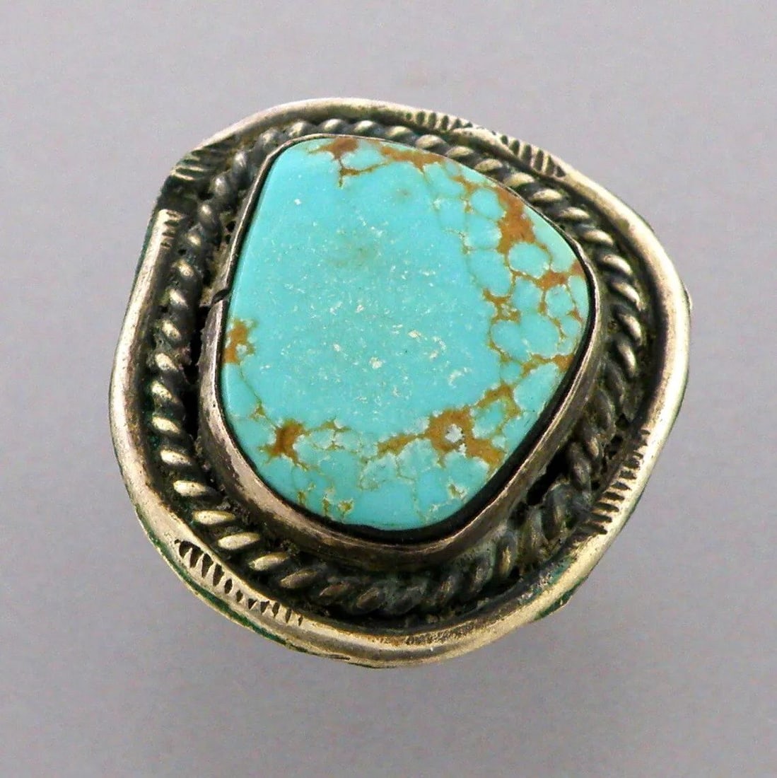 VINTAGE BEAUTIFUL NAVAJO STERLING SILVER TURQUOISE RING (1 of 2)