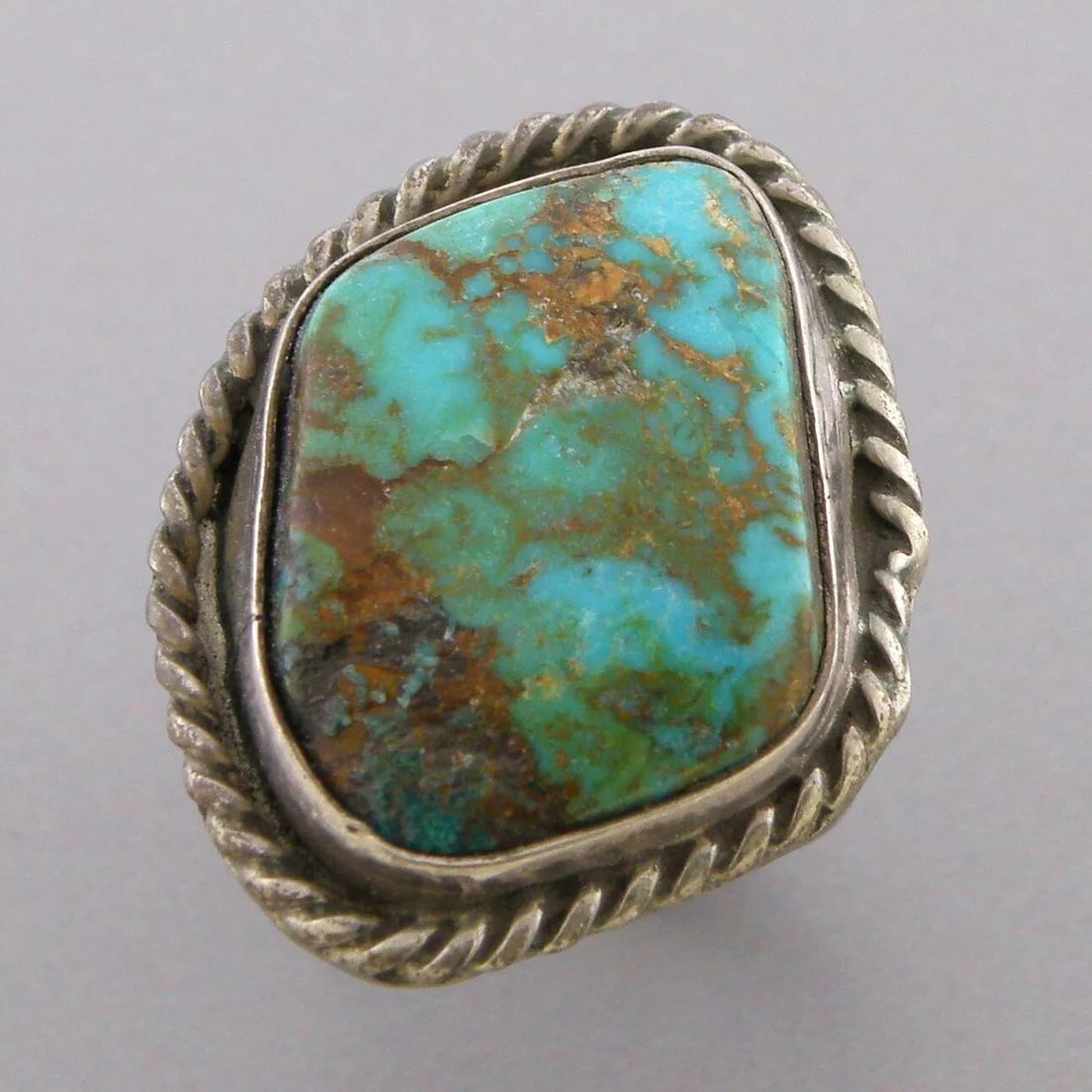 VINTAGE BEAUTIFUL NAVAJO STERLING SILVER TURQUOISE RING (1 of 2)