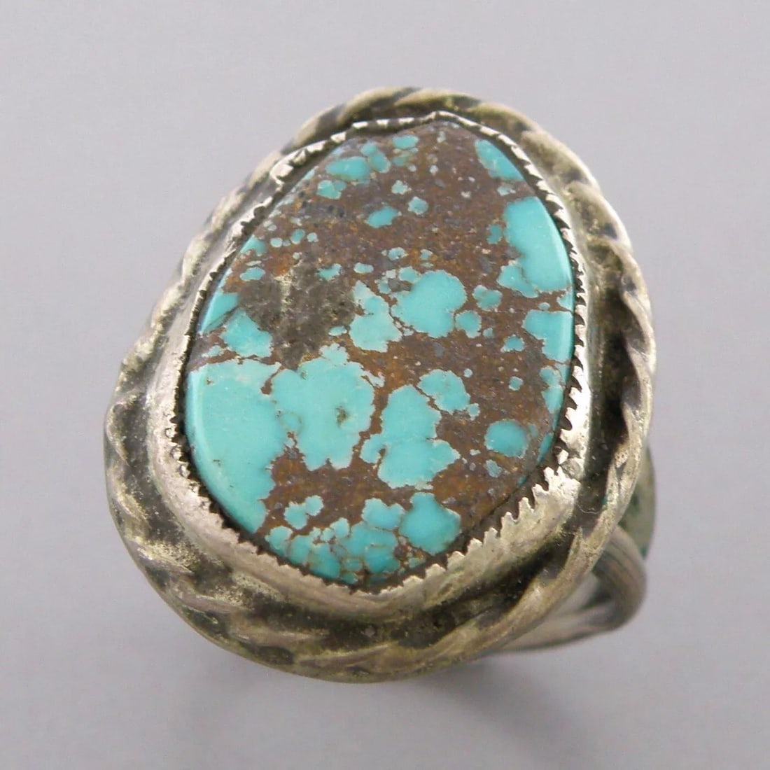 VINTAGE BEAUTIFUL NAVAJO STERLING SILVER TURQUOISE RING (1 of 2)