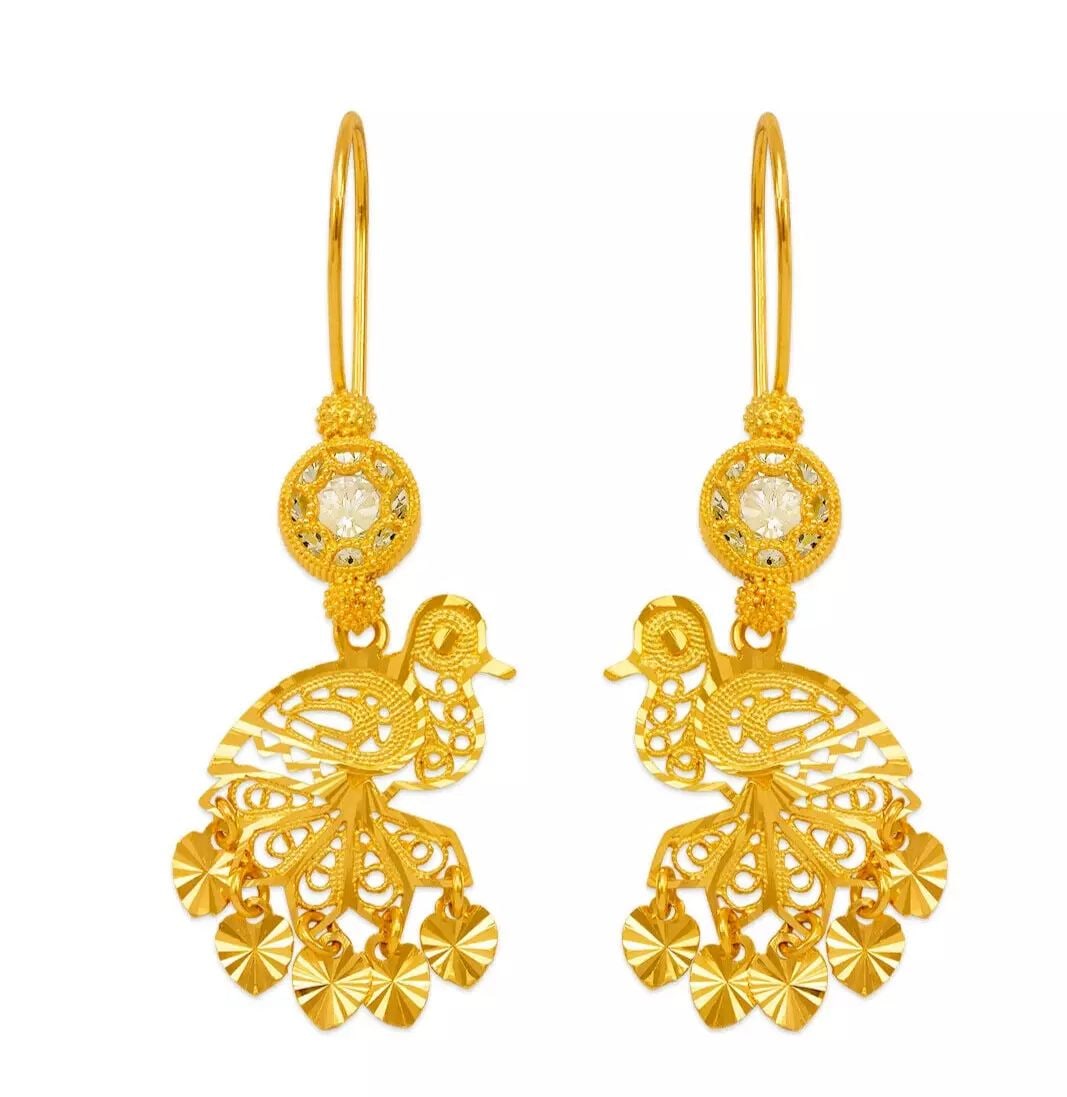 NEW 14K YELLOW GOLD D/C CHANDELIER EARRINGS: NEW 14K YELLOW GOLD D/C CHANDELIER EARRINGS 14K Yellow Gold Approx. 15x34mm Wide Diamond Cut/Cubic Zirconia Weight: 5.0 Grams