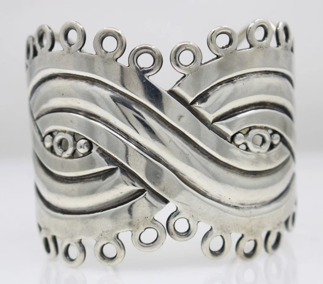 VINTAGE WILLIAM SPRATLING STERLING SILVER MASK CUFF BRACELET 7" - 114.8 GRAMS: VINTAGE WILLIAM SPRATLING STERLING SILVER MASK CUFF BRACELET 7" - 114.8 GRAMS Description Vintage William Spratling Sterling Silver Mask Cuff Bracelet Bracelet is in good condition. May show signs of
