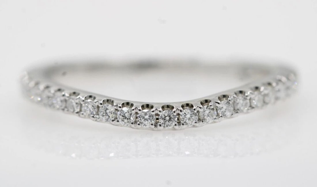 THE LEO DIAMOND 14K WHITE GOLD 0.2CT CURVED WEDDING BAND RING SIZE 6.5: THE LEO DIAMOND 14K WHITE GOLD 0.2CT CURVED WEDDING BAND RING SIZE 6.5 Description The Leo Diamond 14k White Gold 0.2ct Curved Wedding Band Ring The ring is in good condition. May show signs of wear a