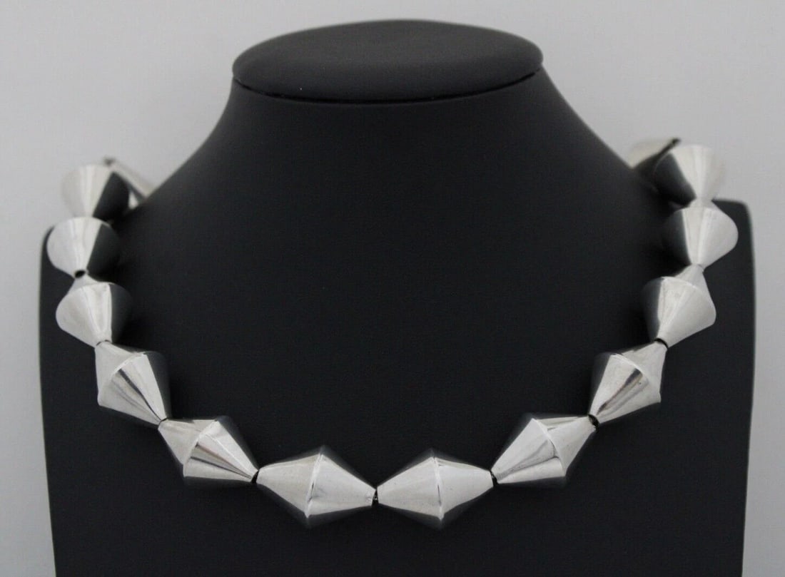 A.T. STERLING SILVER ITALY 17.5MM BICONE BEADED 28" NECKLACE 154.9 GRAMS: A.T. STERLING SILVER ITALY 17.5MM BICONE BEADED 28" NECKLACE 154.9 GRAMS A.T. STERLING SILVER ITALY 17.5MM BICONE BEADED 28" NECKLACE 154.9 GRAMS Description A.T. Sterling Silver Italy 17.5mm Bicone B